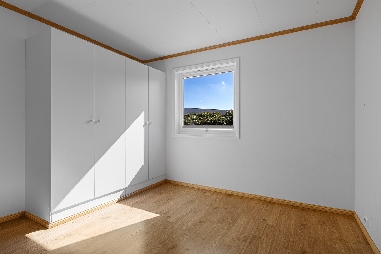 Boligens første soverom er praktisk plassert i første etasje. Galleribilde