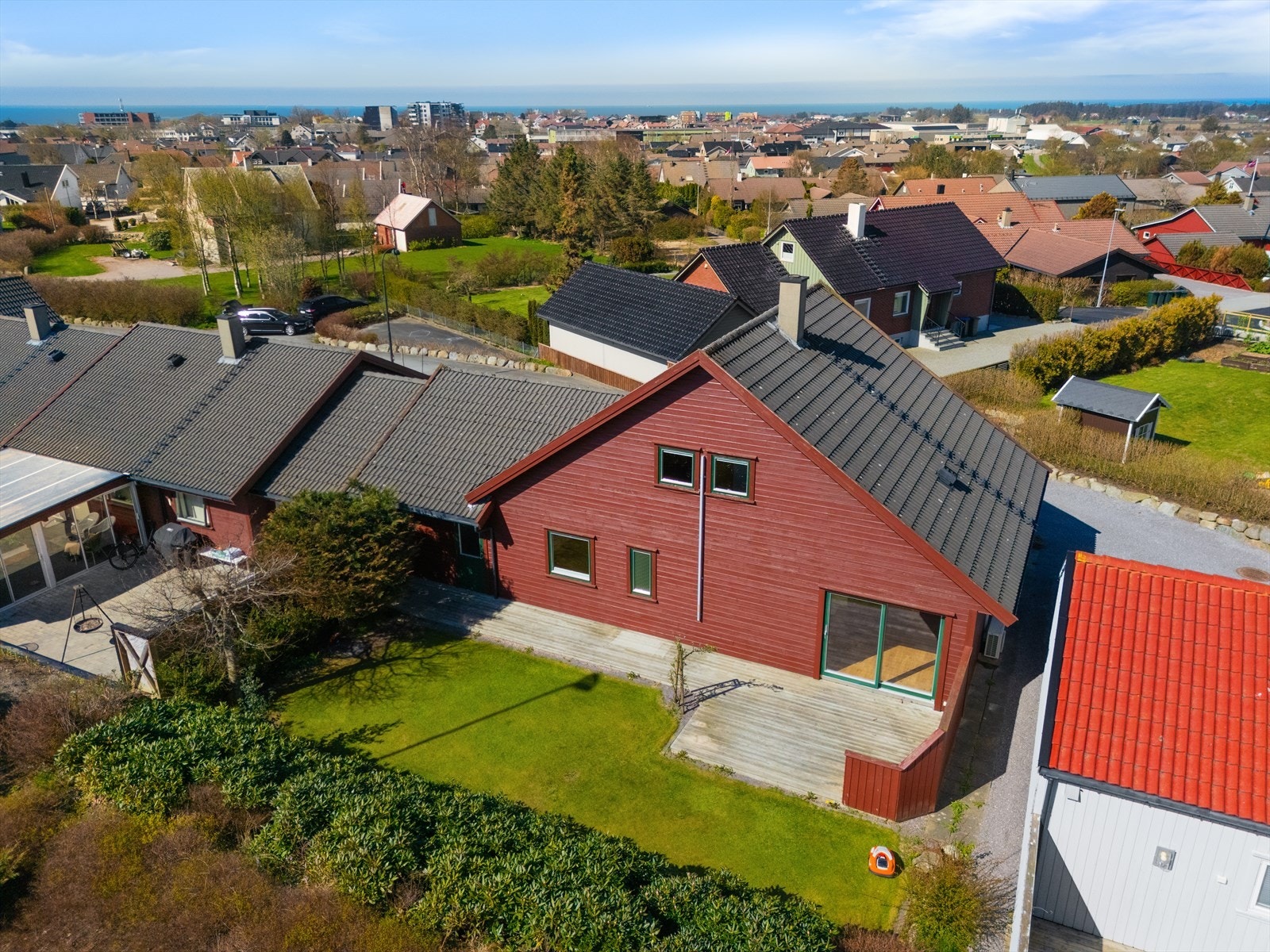 Beliggenheten er sentral med kun fem minutters gange til Varhaug ungdomsskule og Varhaug idrettspark. Galleribilde