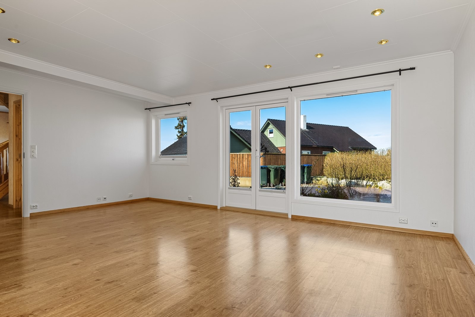 Romslig stue med god plass til både sofagruppe og spisebord. Galleribilde