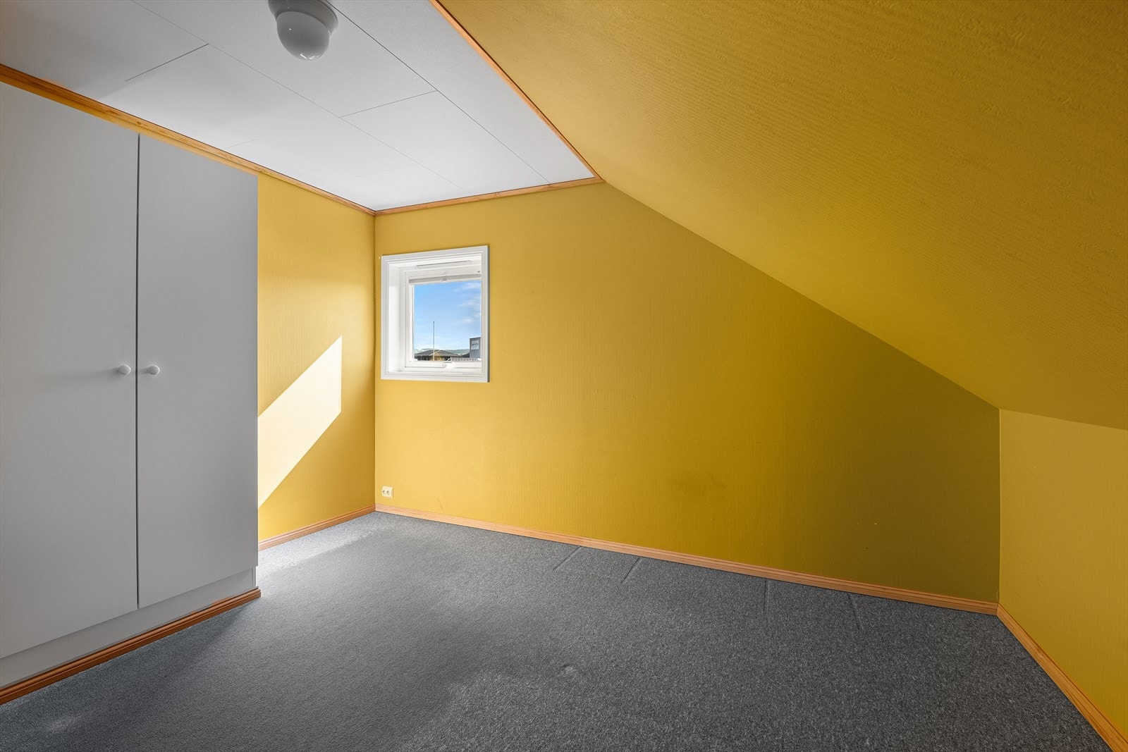 Gulvet i dette rommet er belagt med vegg-til-vegg-teppe. Galleribilde