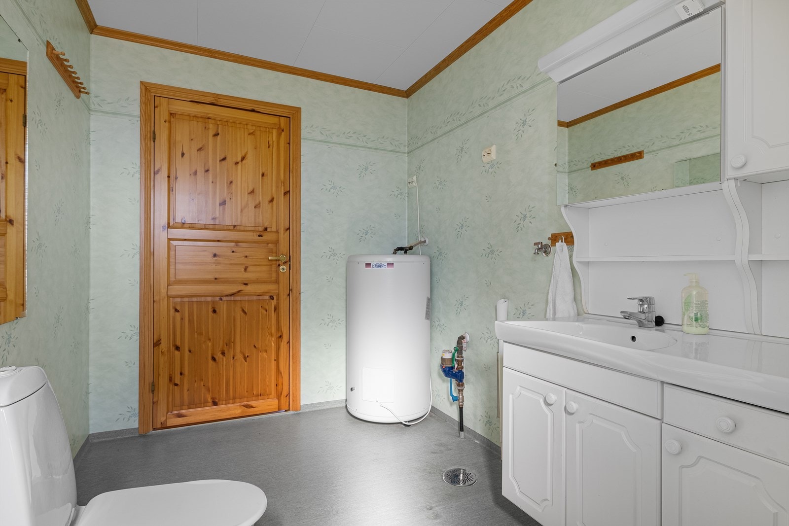 Badet har elektriske varmekabler i gulvet og opplegg for vaskemaskin. Galleribilde