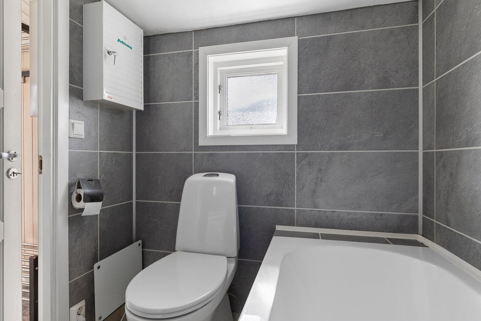 Badet har baderomsplater på vegger og vinylbelegg på gulvet. Rommet har panelovn som varmekilde. Galleribilde