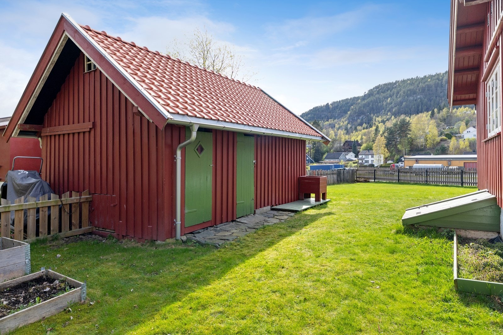 Uthuset inneholder en redskapsbod og en større vedbod Galleribilde