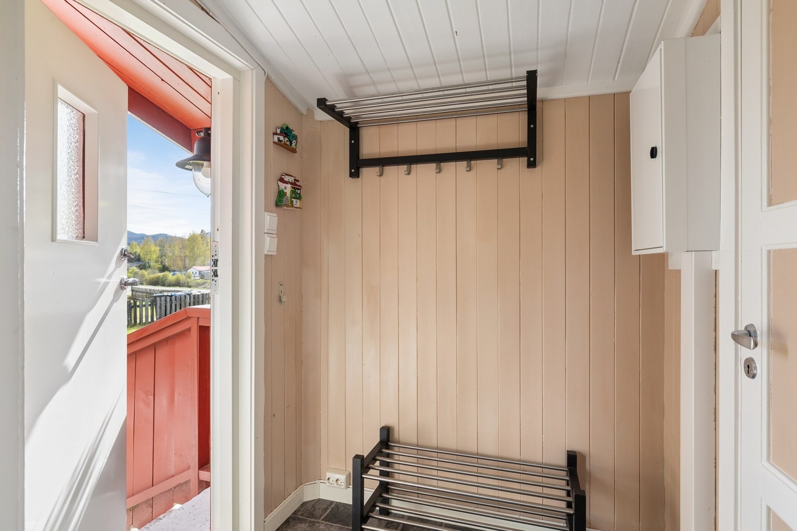 Vindfang/entré har en funksjonell løsning for yttertøy og sko. Galleribilde
