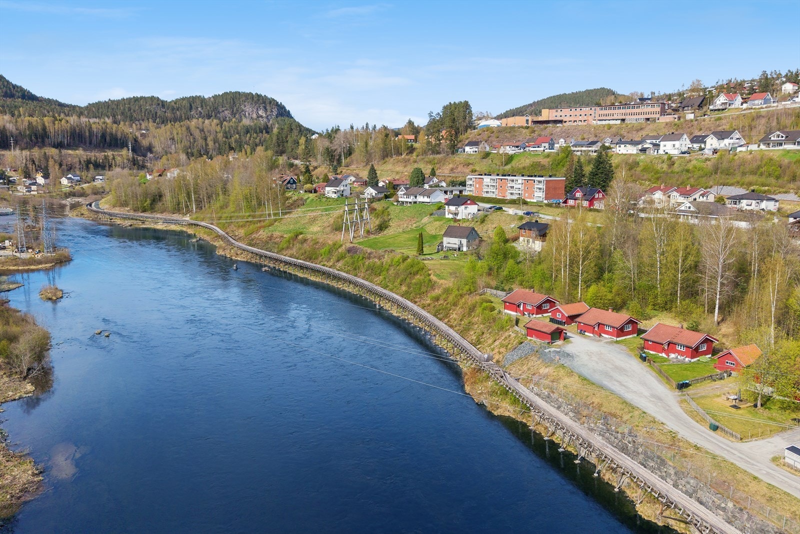 Eiendommen har en rolig og tilbaketrukket beliggenhet innerst i Kanalveien, uten gjennomgangstrafikk. Galleribilde