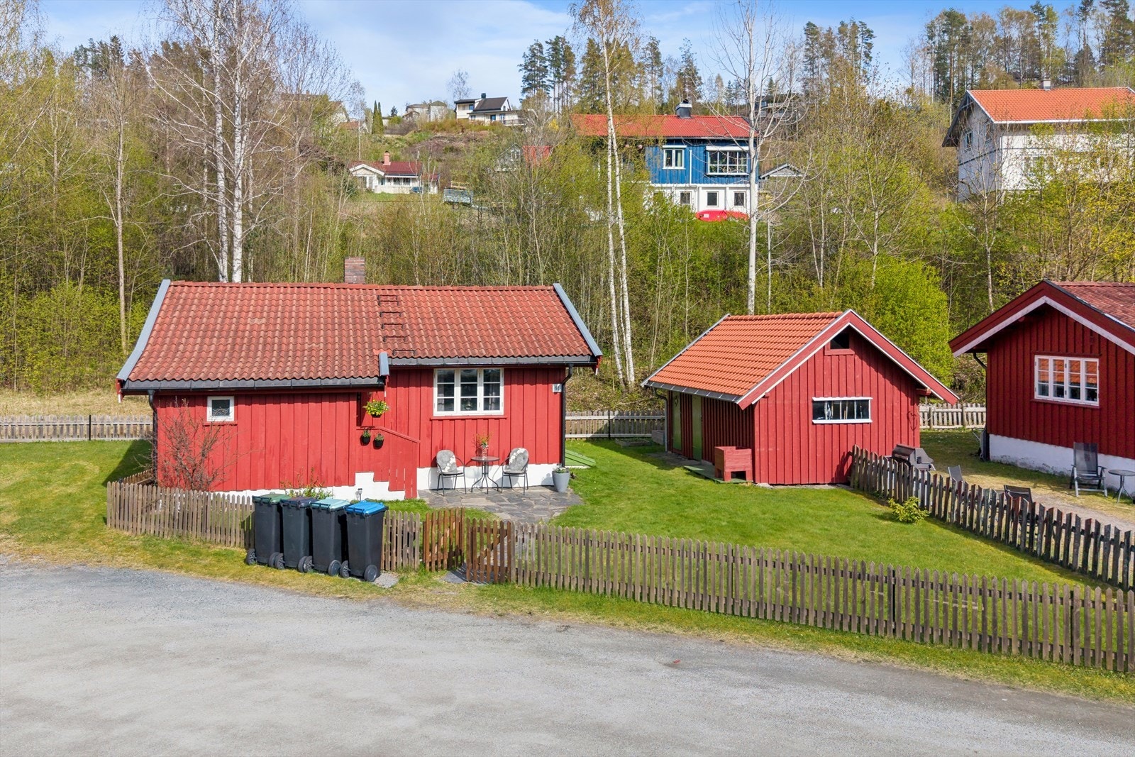 Boligen ligger i et rolig og etablert område i Kanalveien borettslag i Notodden kommune. Galleribilde