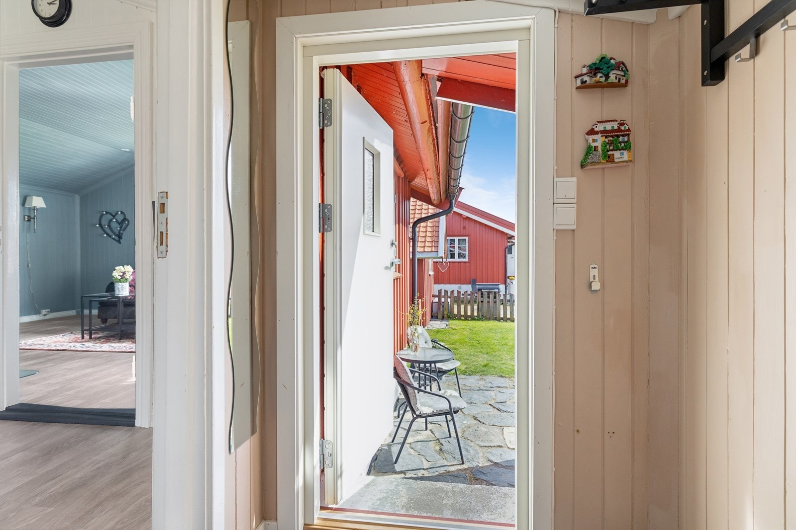 Med malt panel på veggene og belegg på gulvet fremstår entréen som både praktisk og lettstelt. Galleribilde
