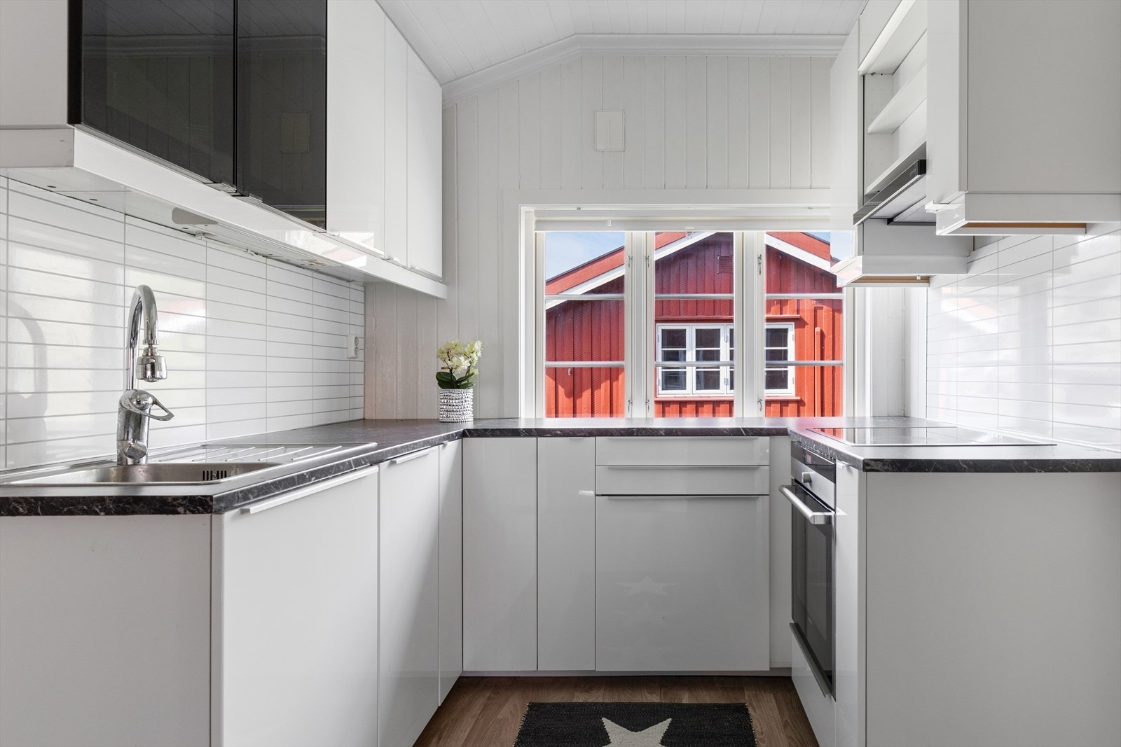 Kjøkkenet har en stilren kjøkkeninnredning fra 2016 med moderne høyglansfronter. Galleribilde