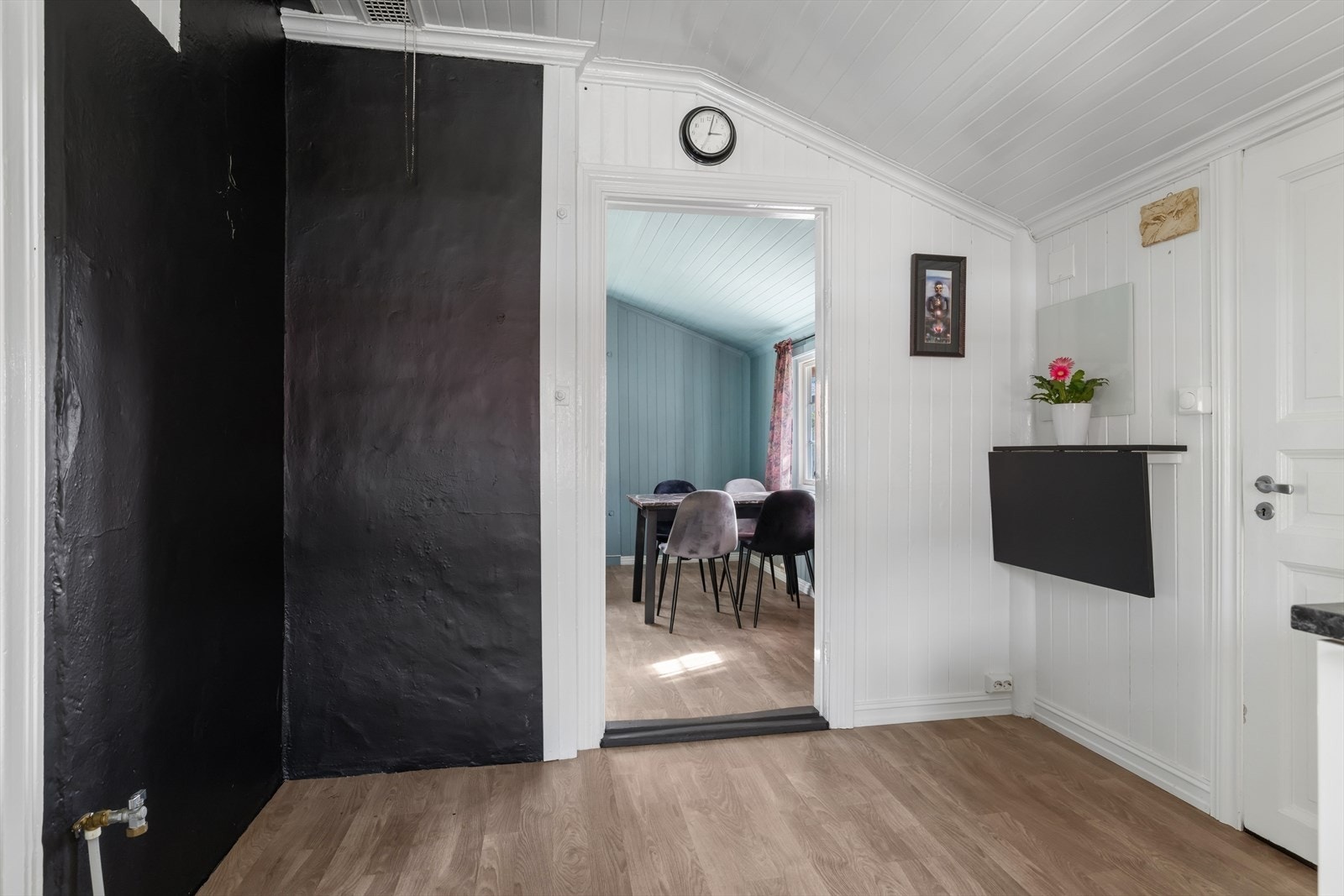 Kjøkkenet byr på plass til frittstående kjøleskap samt hyggelig frokostplass. Galleribilde
