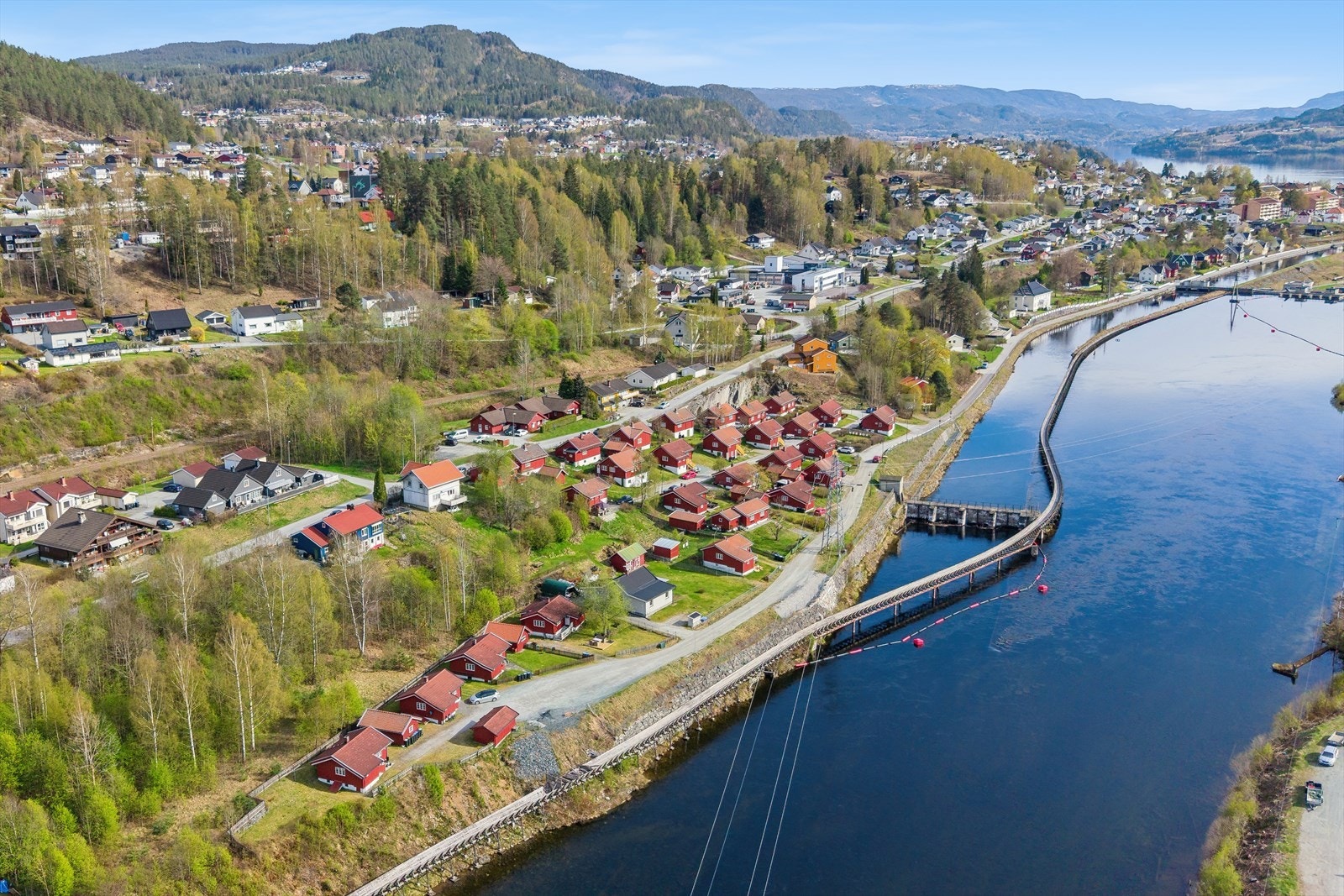 Fra boligen er det kun ca. 2 km til Notodden sentrum, med et godt utvalg av butikker, servicetilbud og det du trenger i hverdagen. Galleribilde