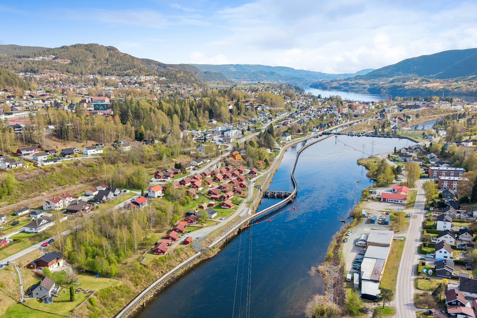 Innerst i Kanalveien ligger Kanalbyen borettslag, også kjent som Hyttebyen . Dette er et sjarmerende og historisk boligområde med små, opprinnelig like arbeiderboliger. Galleribilde