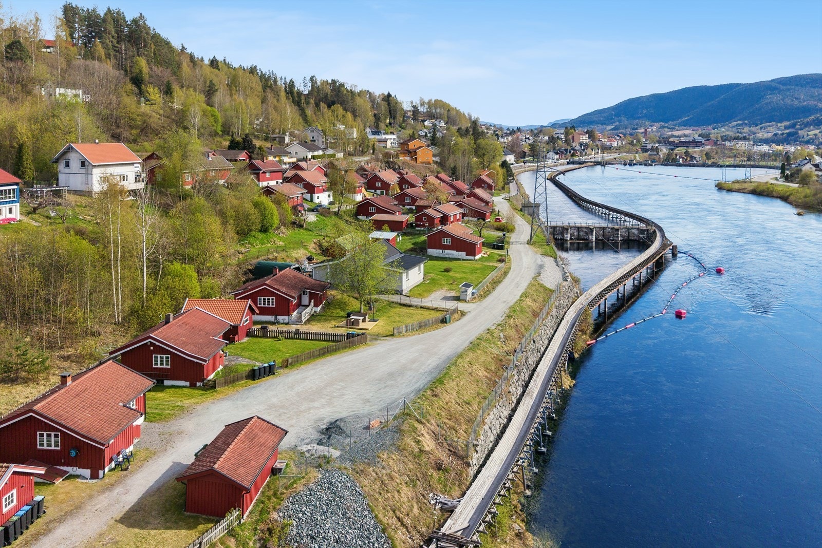 Eiendommen har en herlig beliggenhet innerst i Kanalveien, langs Tinnelva. Galleribilde