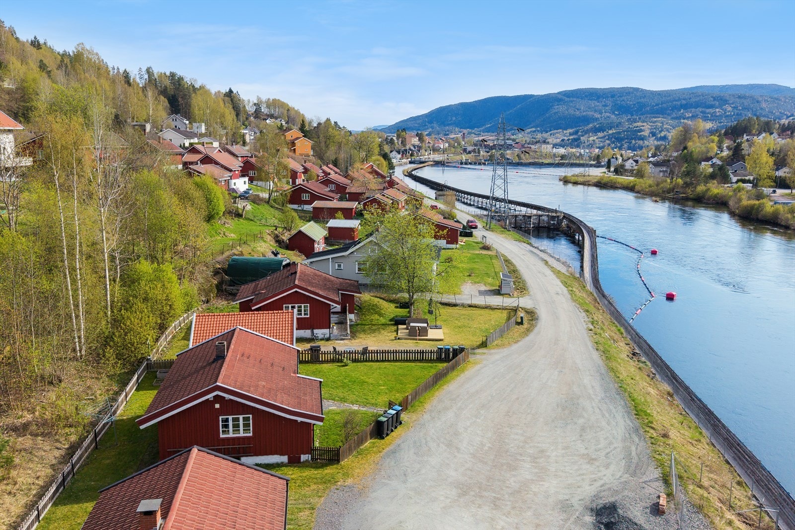 Området byr på gode tur- og rekreasjonsmuligheter, noe som gir et fint utgangspunkt for en aktiv hverdag i naturskjønne omgivelser. Galleribilde