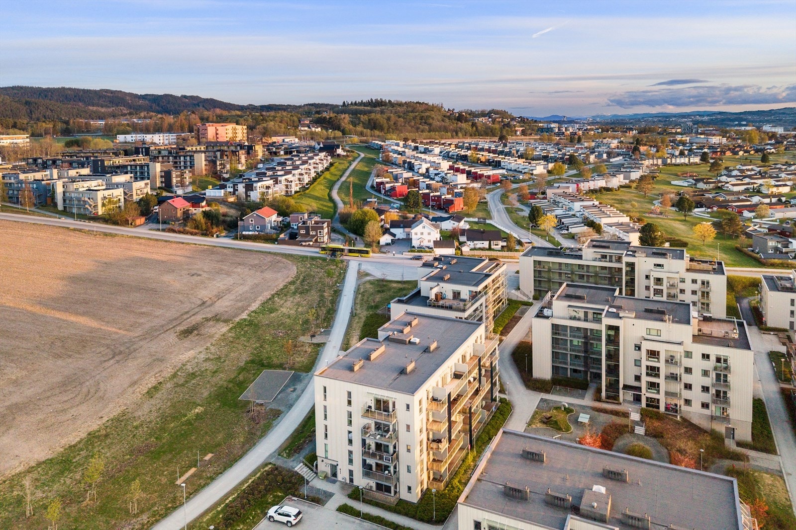 Leiligheten ligger luftig til i 3. etasje og har beliggenhet på det nordøstre hjørnet av bygget. Galleribilde