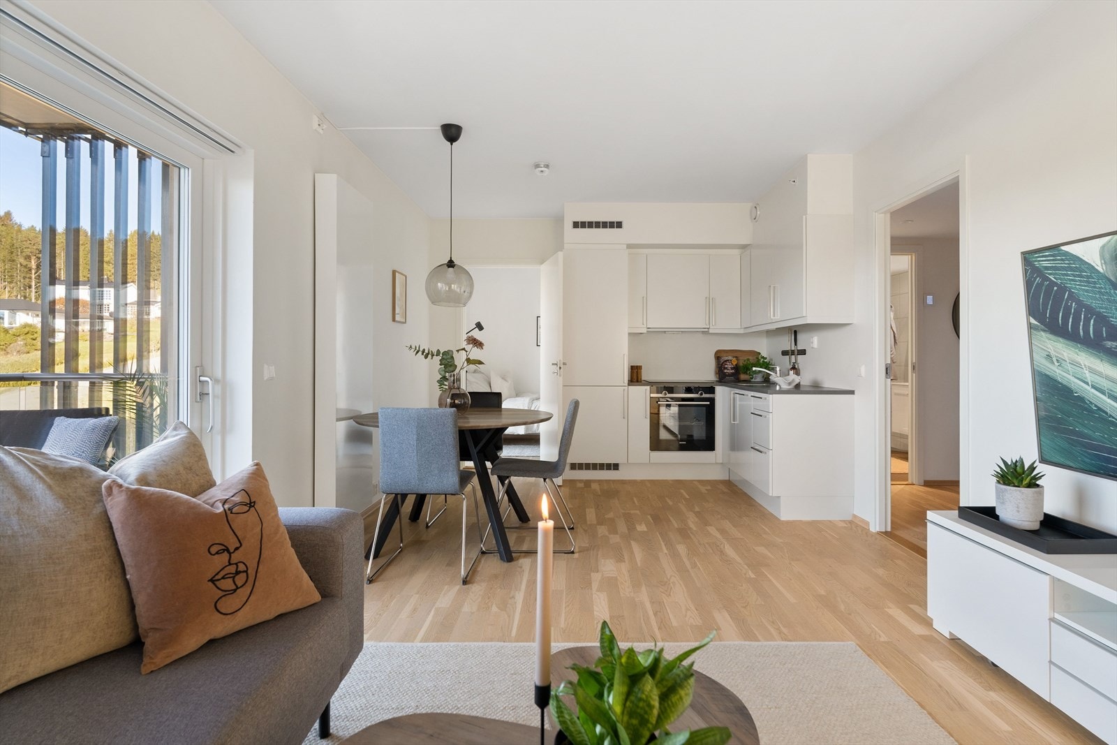 Innvendig har leiligheten en gjennomgående stilren utførelse, med 3-stavs gulv, listefrie overganger og tidsriktige farger på vegger. Galleribilde