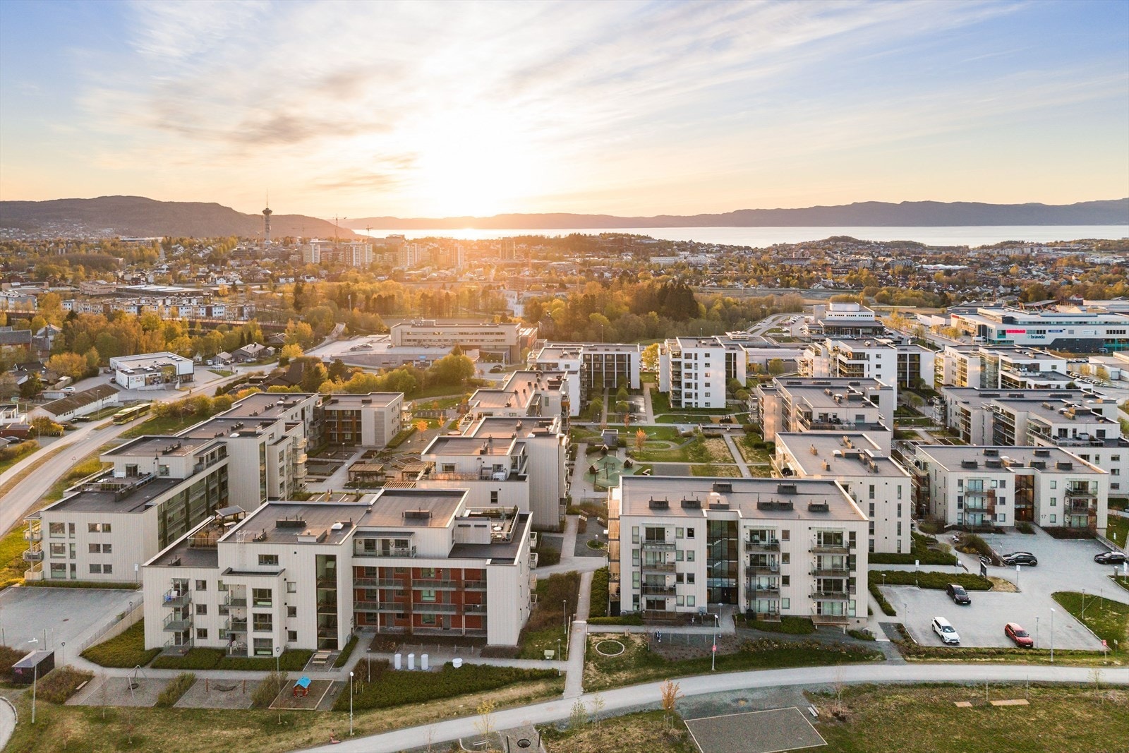 Her bor du i rolige omgivelser med kort vei til både natur og byliv. Estenstadmarka ligger bare en kort tur unna, perfekt for trening og friluftsliv, samtidig som Trondheim sentrum nås raskt med bil eller kollektivtransport. Galleribilde