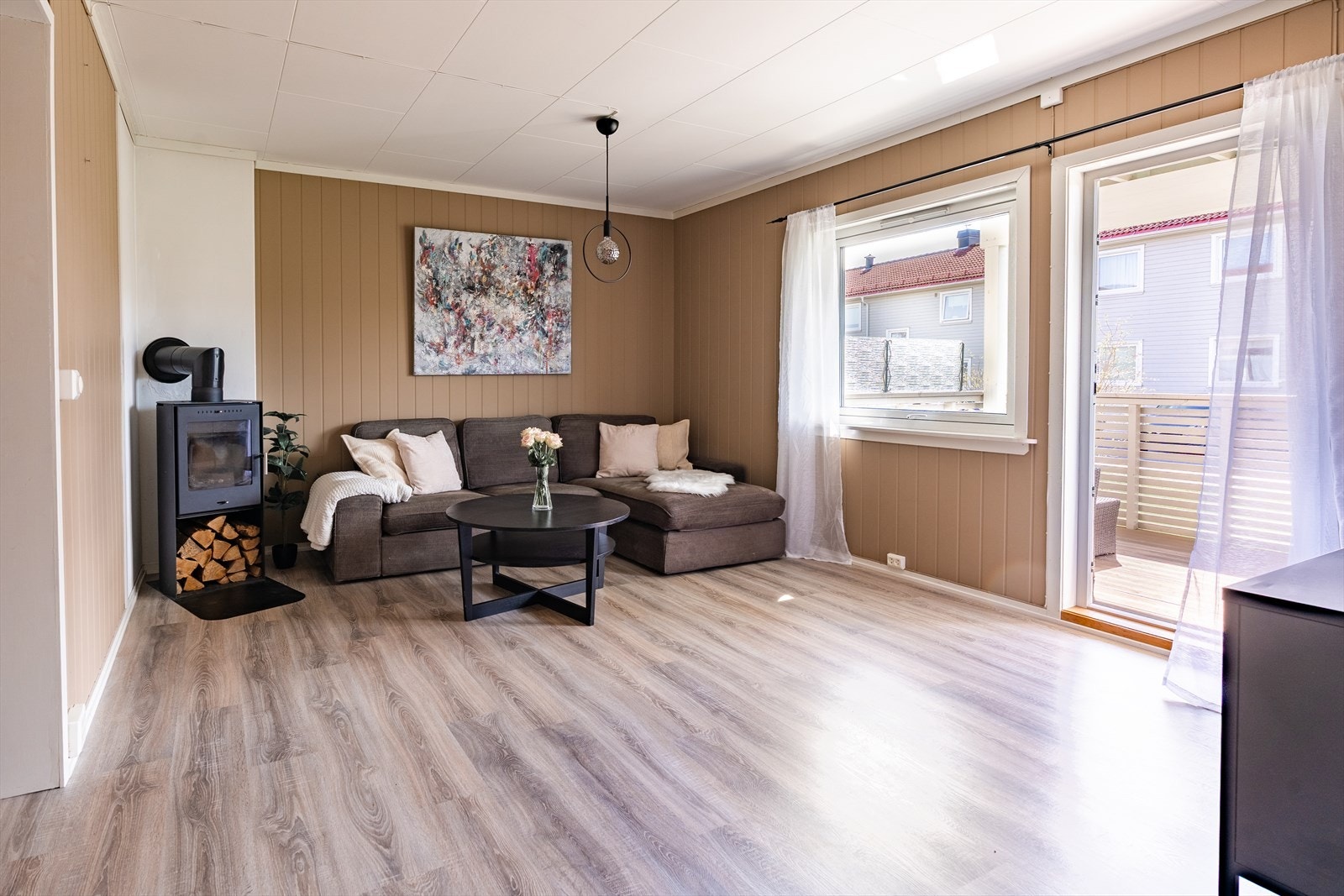 De store vindusflatene slipper inn rikelig med naturlig lys, noe som bidrar til en åpen og innbydende stemning gjennom hele dagen. Galleribilde