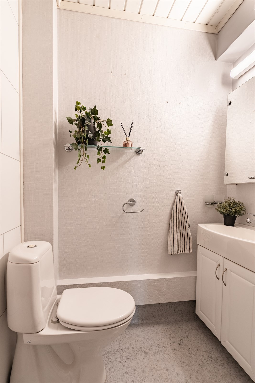 Badet er funksjonelt innredet med baderomsplater i dusjsonen og malte overflater for øvrig. Galleribilde