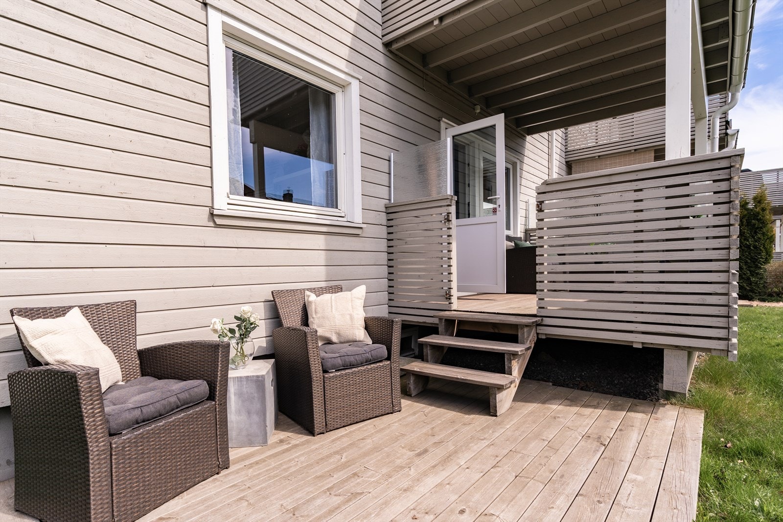 Fra verandaen er det direkte adkomst ned til en markterrasse, som gir deg et ekstra uteområde med flere bruksmuligheter - perfekt for grilling, avslapning eller å nyte solrike dager i hyggelige omgivelser. Galleribilde