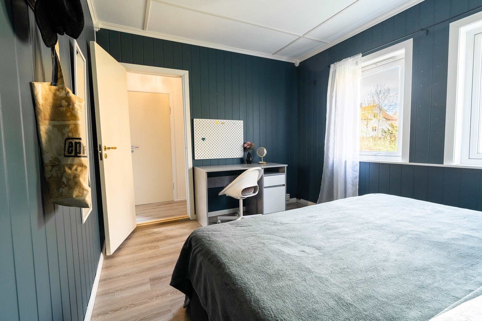 Her ligger alt til rette for å skape en komfortabel og personlig soveplass, med god plass til både seng og tilhørende møblement. Galleribilde