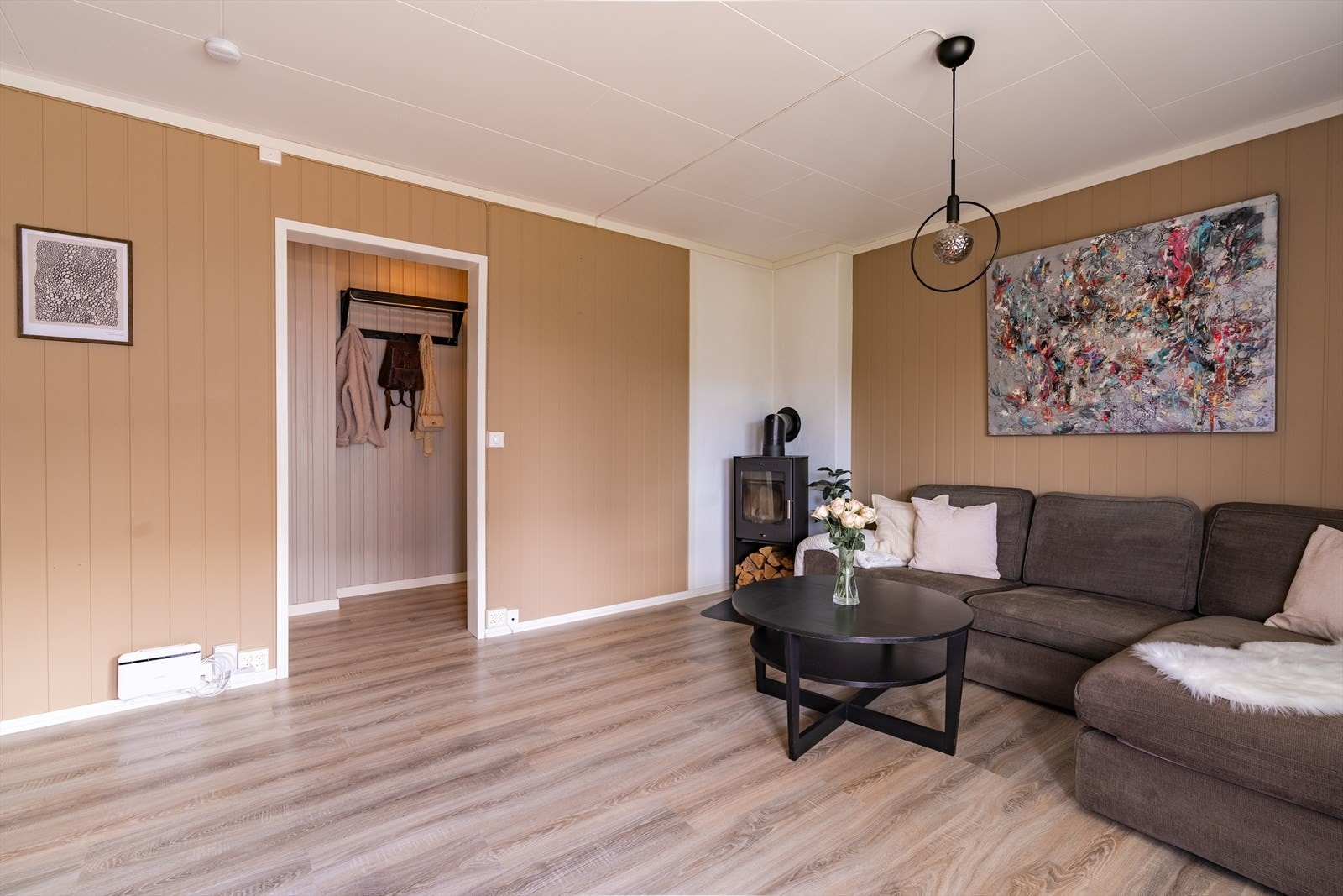 Her er det lagt pene laminatgulv som gir et helhetlig og moderne uttrykk, samtidig som de er praktiske og enkle å vedlikeholde i en travel hverdag. Galleribilde