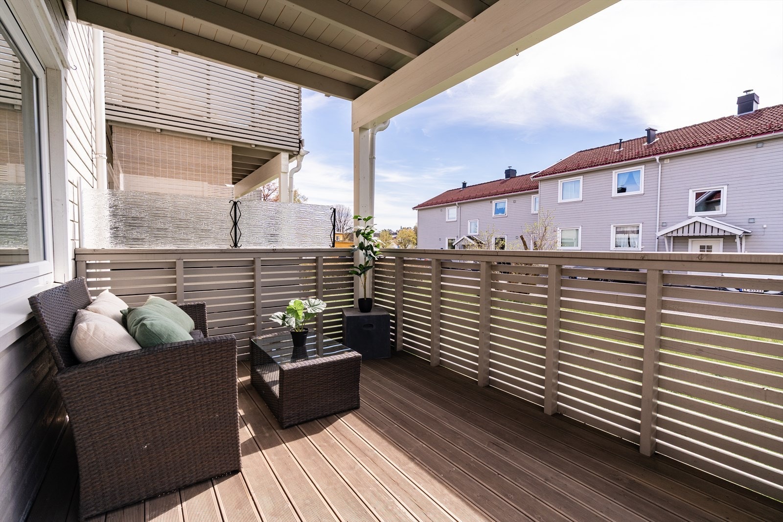På verandaen sitter du solrikt og godt skjermet, med en behagelig og privat atmosfære. Galleribilde