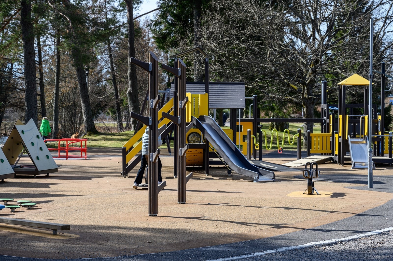 I Bugårdsparken finner du også en flott og tilrettelagt lekeplass for de minste, hvor barna kan leke trygt i hyggelige omgivelser. Galleribilde