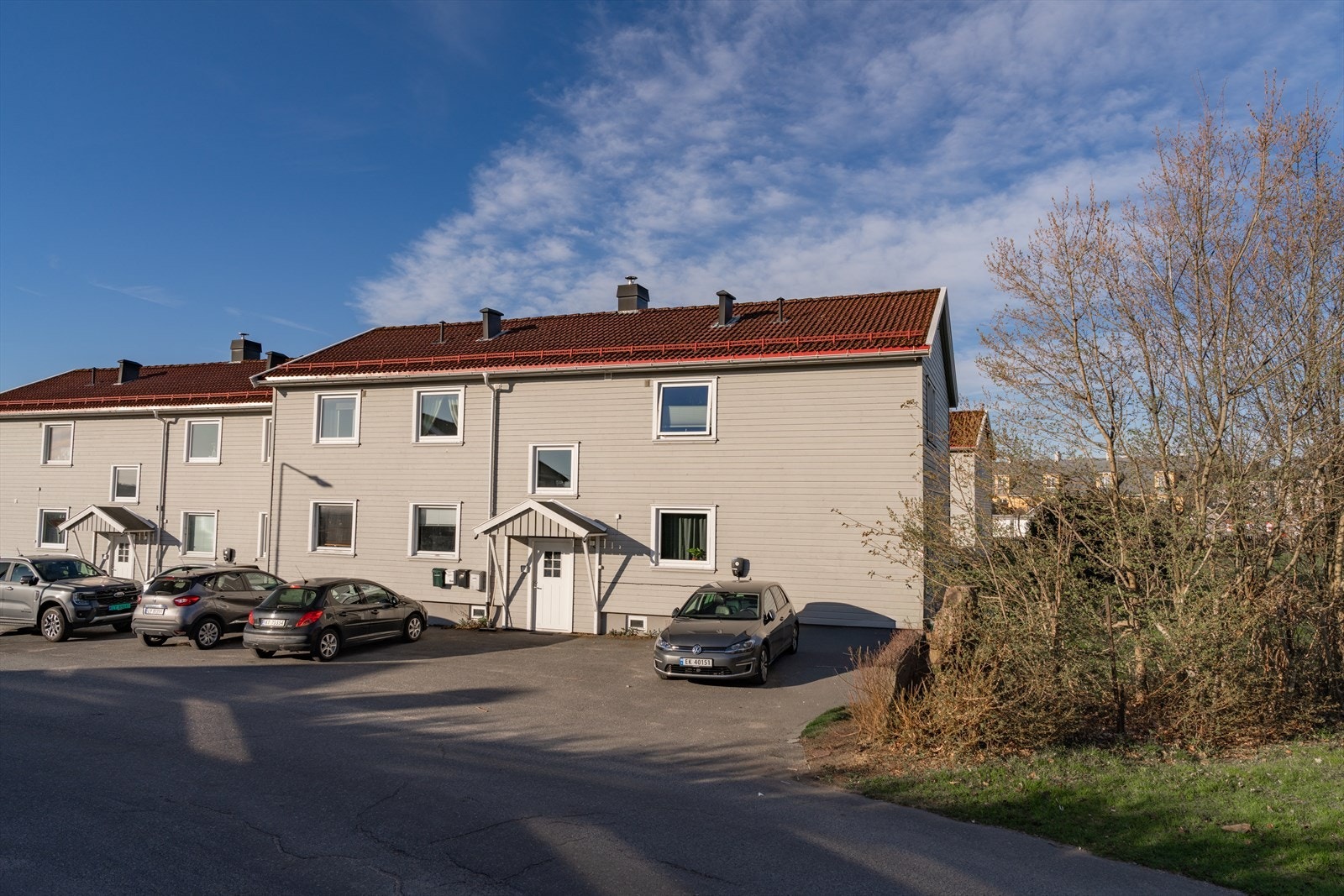 Fellesarealene fremstår som pent opparbeidet og velstelte, med en harmonisk kombinasjon av asfalterte flater og grønne gressarealer. Galleribilde
