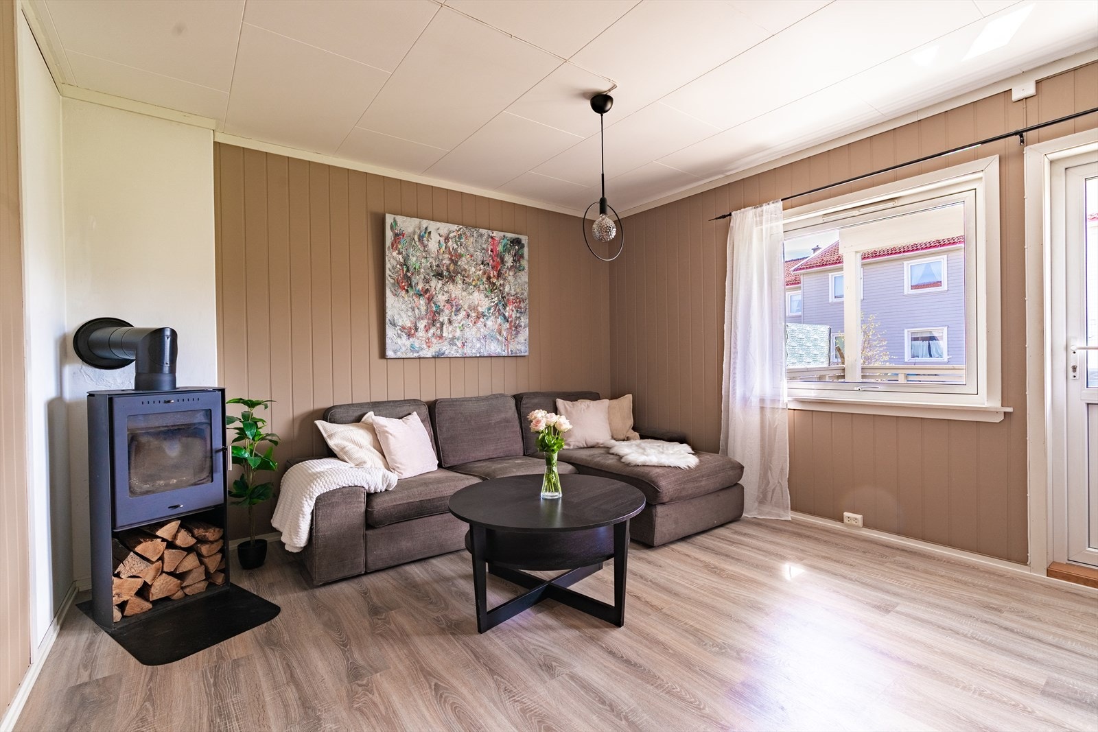 Stuen fremstår som et lyst og luftig oppholdsrom med en behagelig romfølelse og gode møbleringsmuligheter. Galleribilde