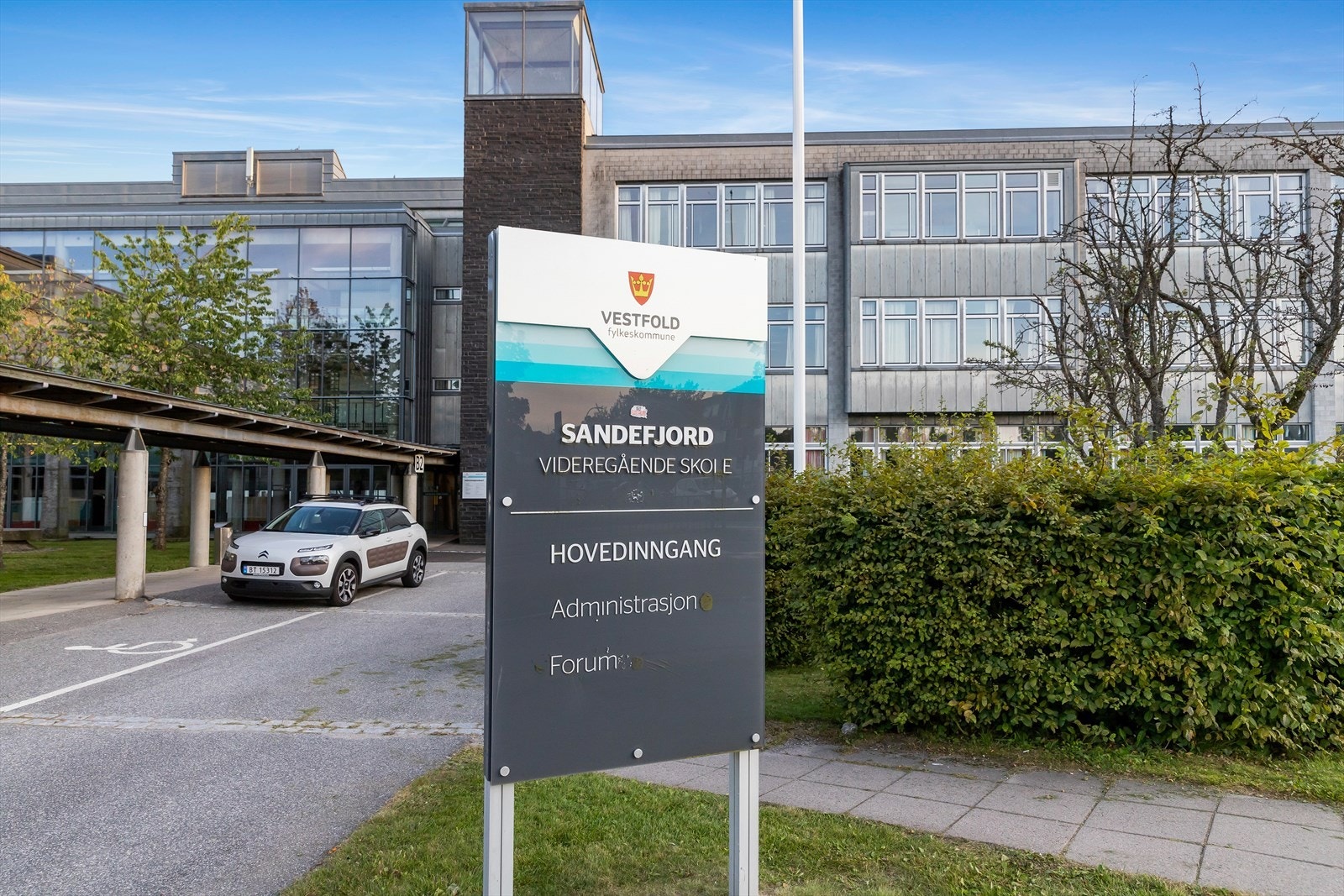 For familier med ungdom i skolealder er hverdagen ekstra praktisk, med Sandefjord videregående skole i kort avstand fra boligen. Dette gjør logistikk rundt skole og fritidsaktiviteter enkel og oversiktlig, samtidig er avstanden til sentrum kort. Galleribilde