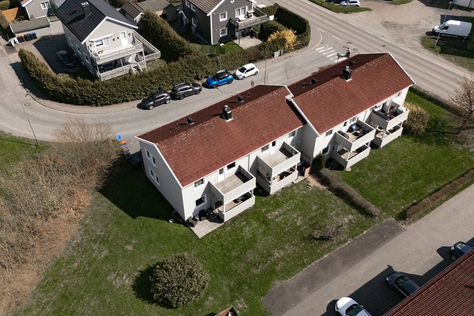 Borettslaget har en stor og velstelt felles gressplen som gir gode muligheter for både lek, rekreasjon og sosiale aktiviteter. Her er det rikelig med plass for barna å utfolde seg. Galleribilde
