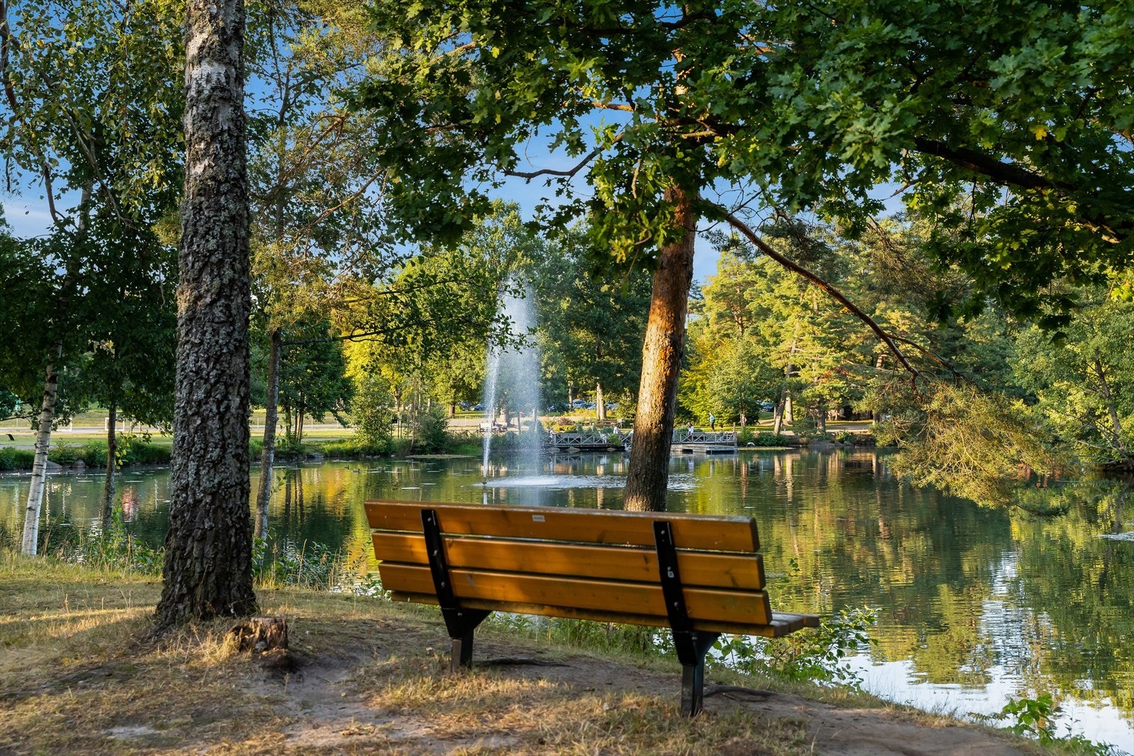 Her ligger alt til rette for en aktiv og variert fritid - enten du ønsker å ta en svømmetur, spille tennis, benytte fotballbanene eller bare nyte rolige spaserturer rundt den idylliske Bugårdsdammen. Galleribilde