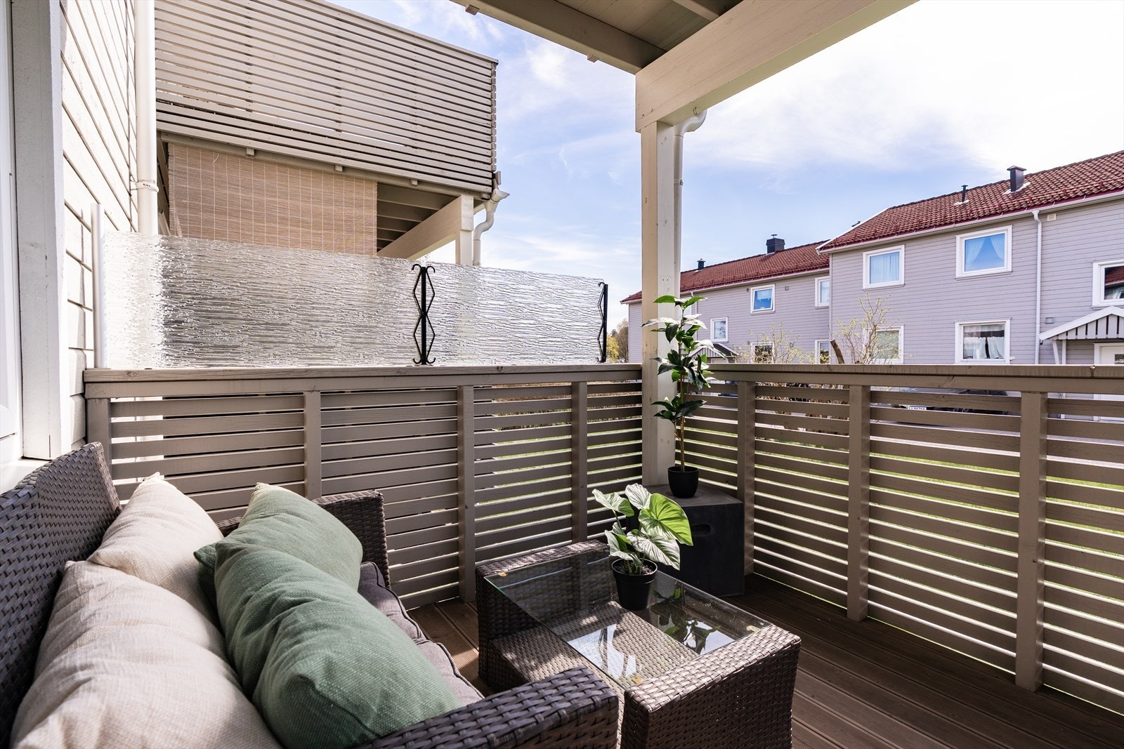 Verandaen gir god plass til både utemøbler og grønne planter, og legger til rette for alt fra fine morgenstunder med kaffe til lange, hyggelige sommerkvelder med venner og familie. Galleribilde