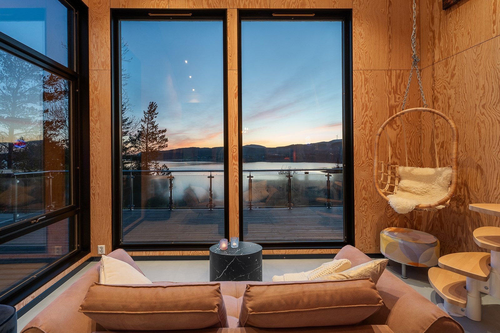 Fra de store vindusflatene nyter du upåklagelig utsikt over fjorden. Galleribilde