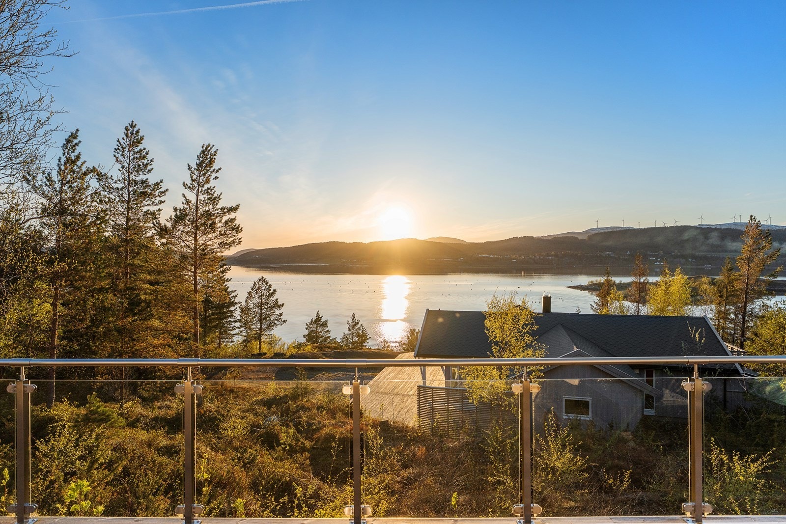 Terrassen vendt mot sjøen er på ca. 51m². Galleribilde