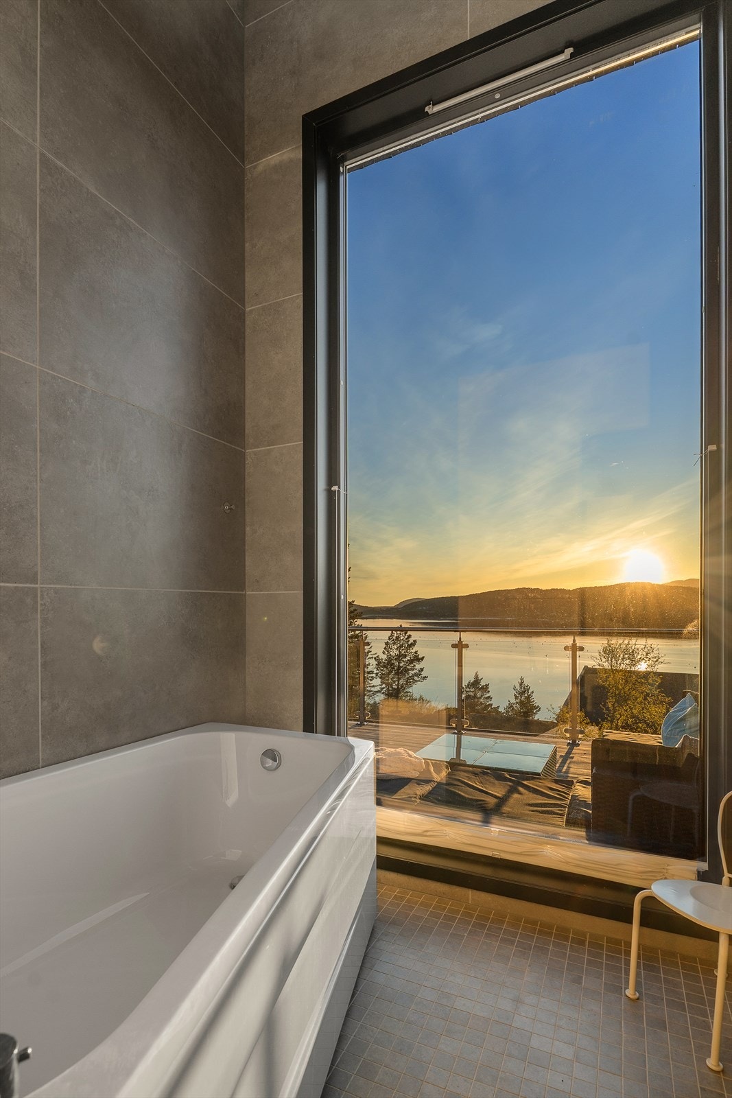 Badet er innredet med dusjhjørne, badekar, speilskap og servant med gode oppbevaringsmuligheter. Galleribilde