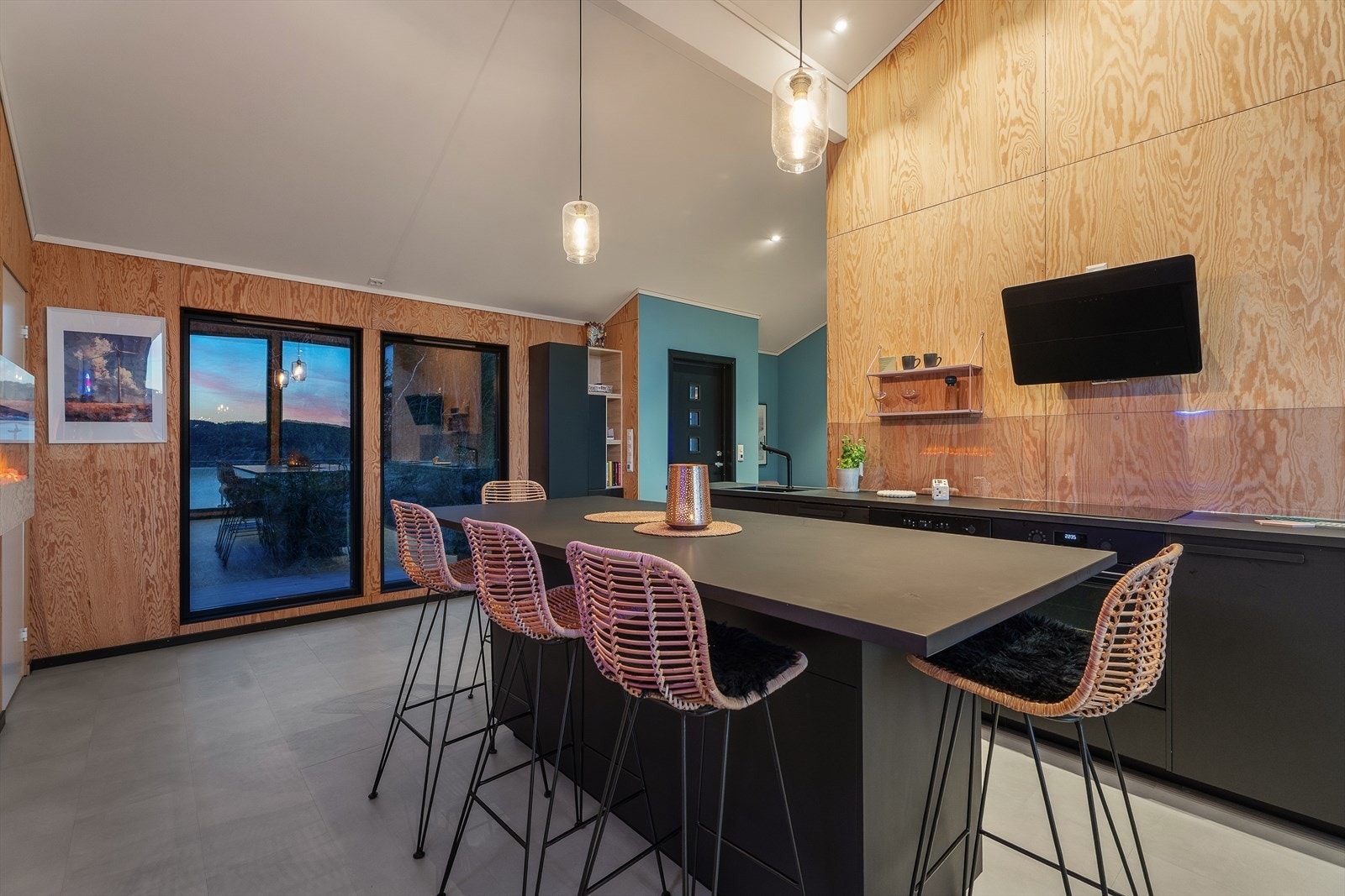 En nydelig hytte med gjennomgående moderne standard fra 2019. Galleribilde