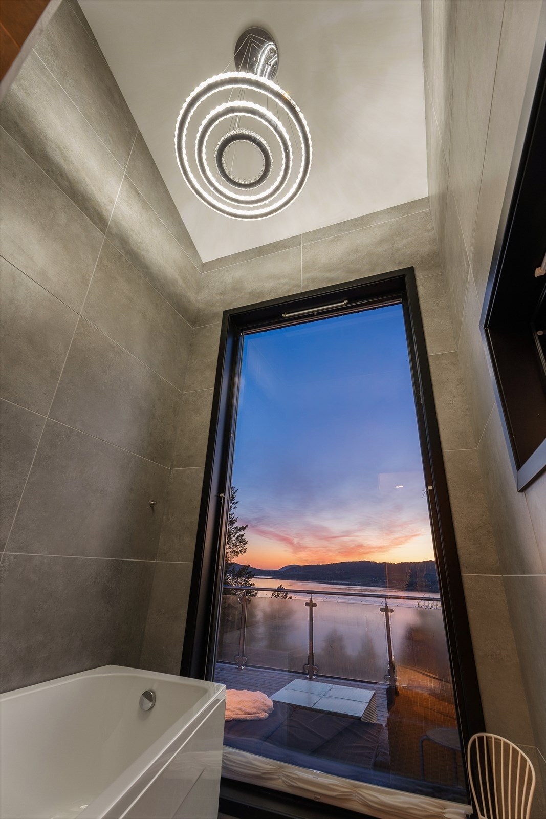 Badet byr på ekstra god takhøyde og flott utsikt som kan nytes fra badekaret. Galleribilde