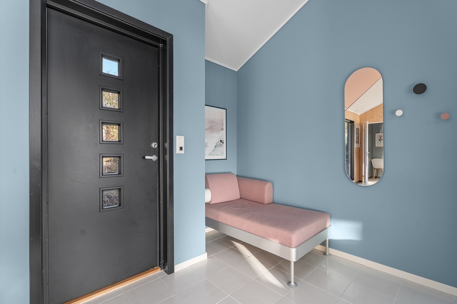 Lys og romslig entré på 5,7 m² med fliser og gulvvarme. Her er det god plass til yttertøy og utstyr. Galleribilde