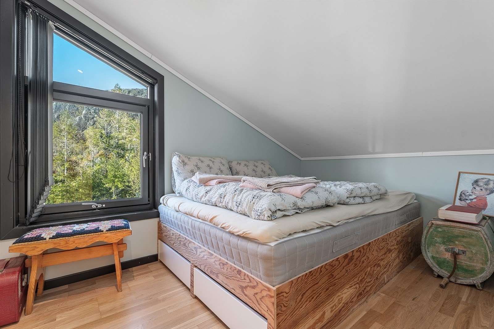 På loftet er det et ekstra rom på ca. 6m² som er innredet med seng. Galleribilde