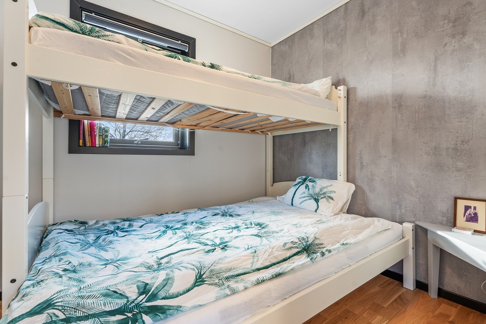 I garasjen er det laget et ekstra rom på 5m² som i dag er innredet som soverom. Galleribilde