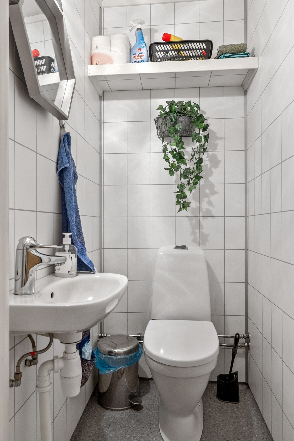 Toalettrom beliggende ved bad/vaskerom Galleribilde