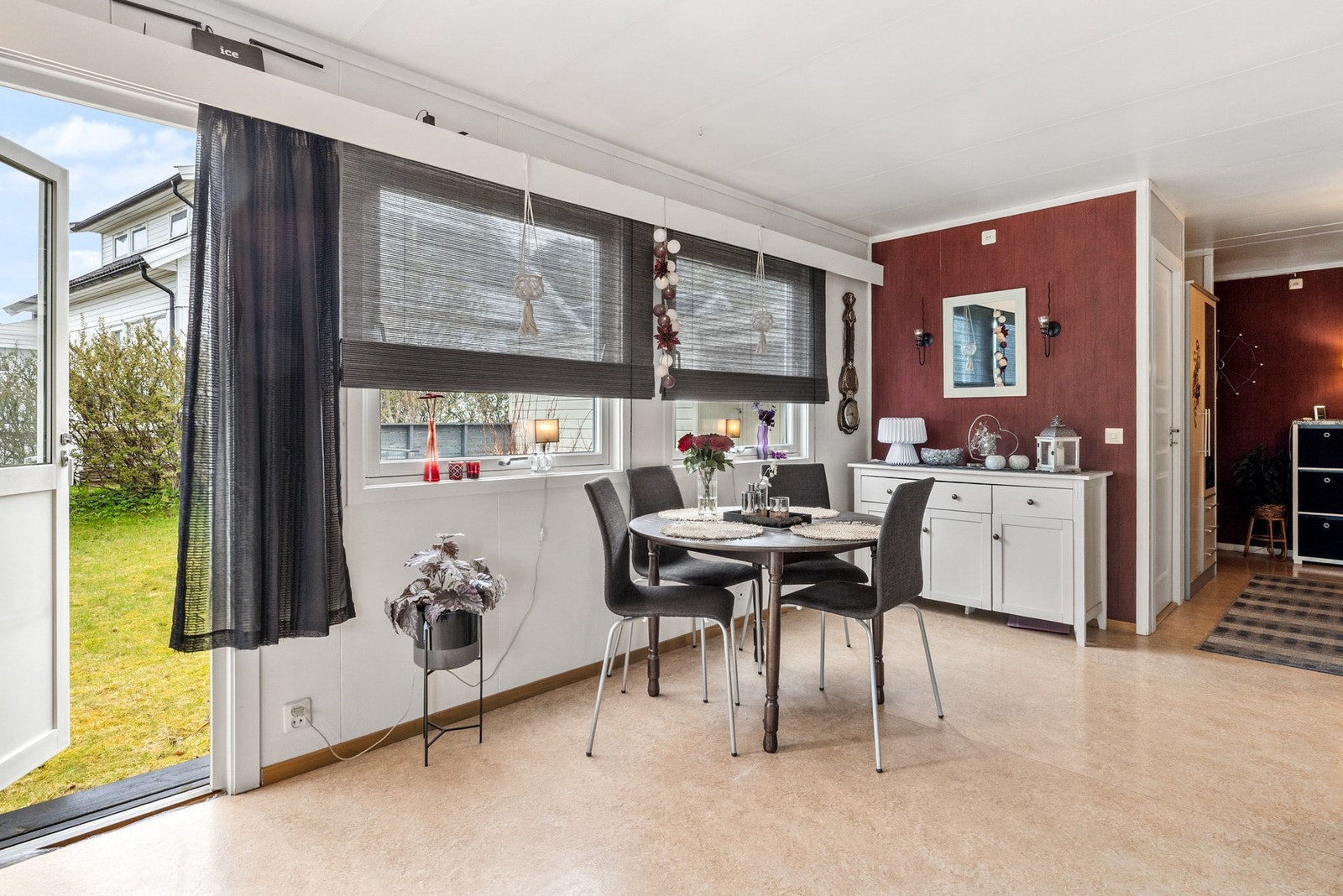 Fra stuen er det direkte utgang til trivelige hagomgivelser Galleribilde