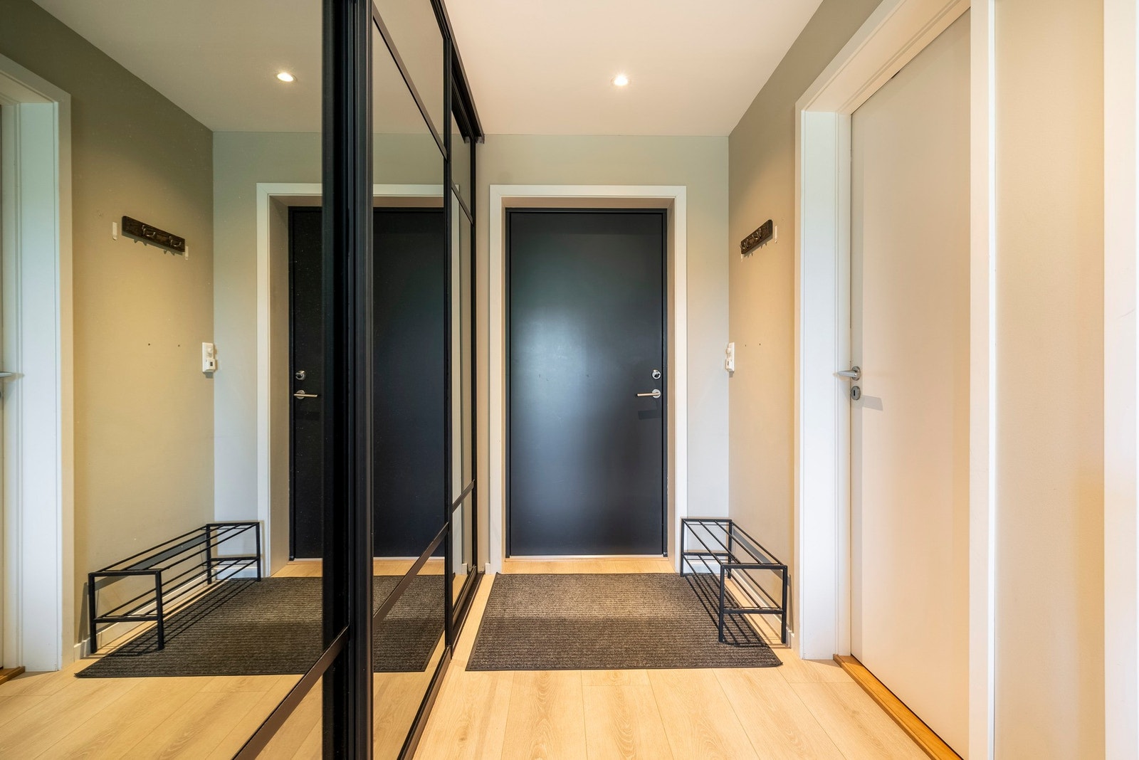 Entré med mye oppbevaringsplass i skyvedørsgarderobe Galleribilde