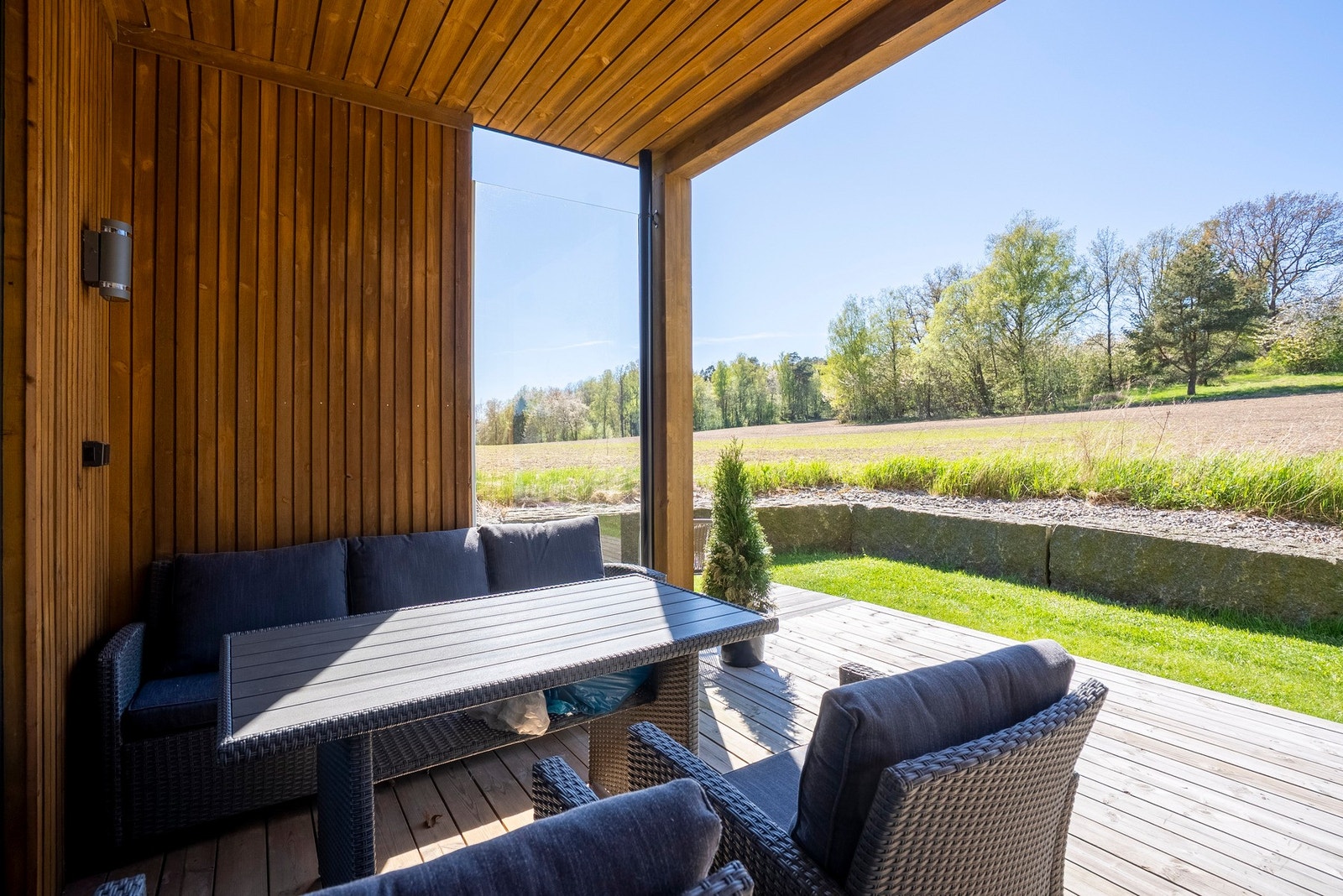 Fra stuen er det direkte utgang til en herlig markterrasse på ca. 21 kvm Galleribilde