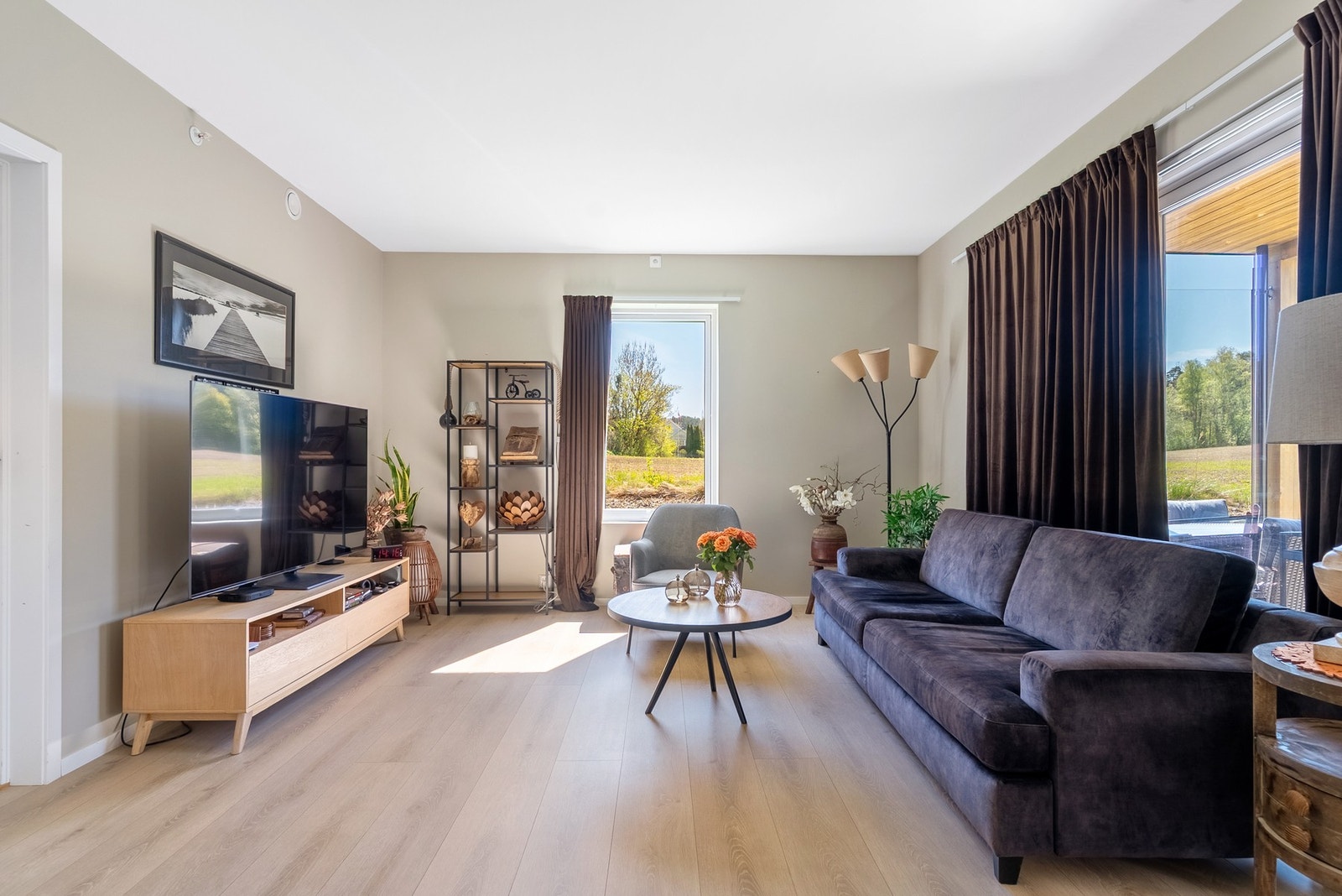 Romslig stue med god plass til sofagruppe Galleribilde