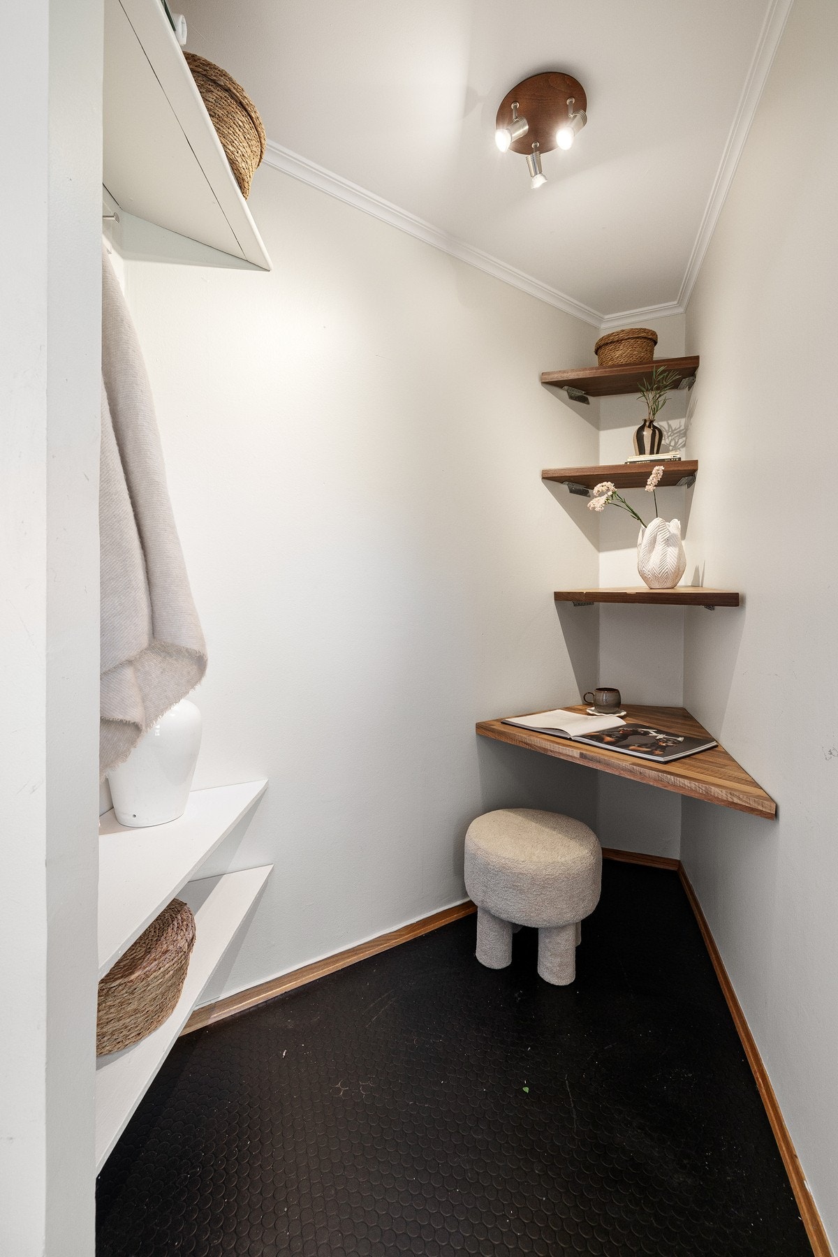 Boden er innredet med praktisk hjemmekontor. Galleribilde