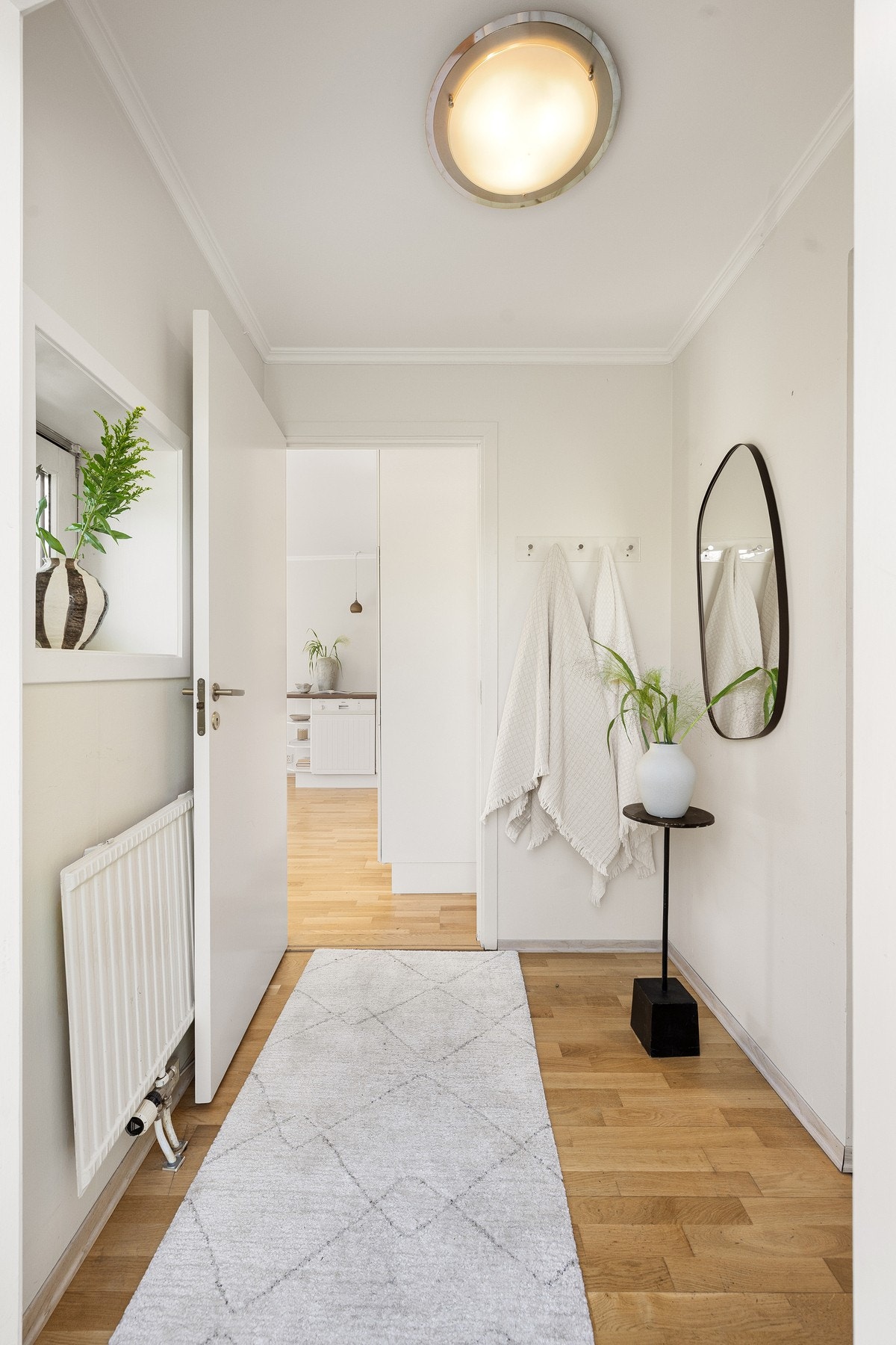 Entréen er lys og innbydende med stor bod på siden. Galleribilde