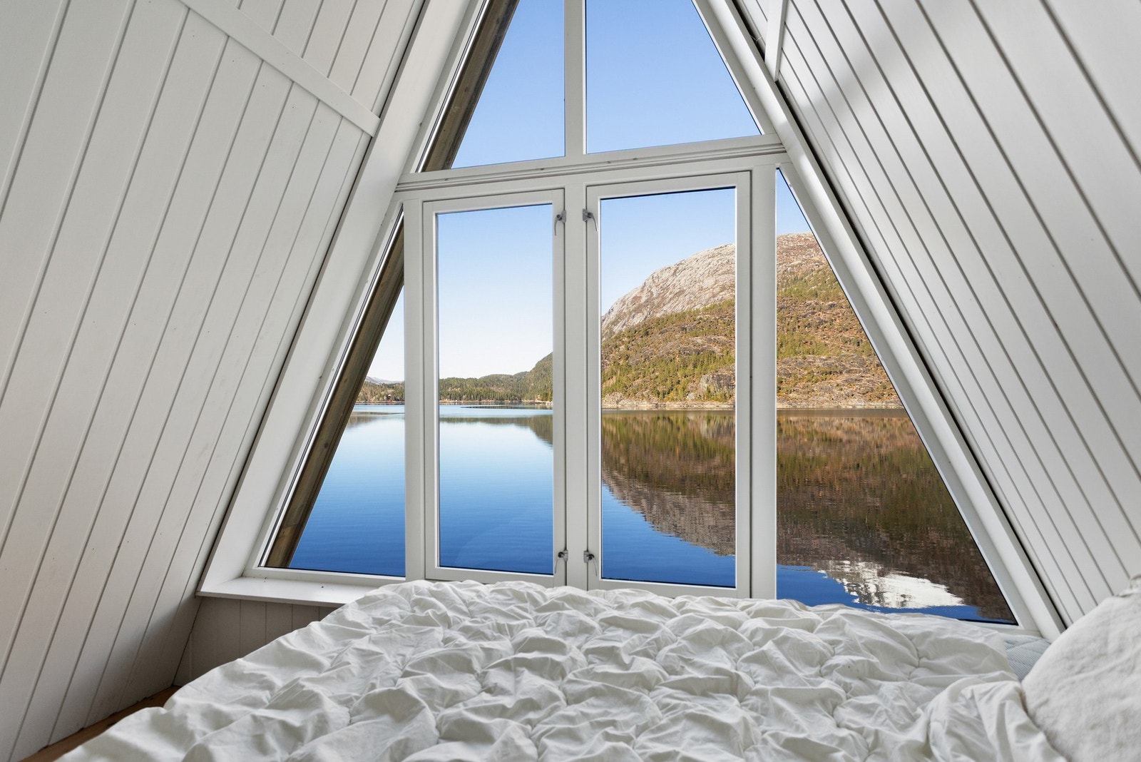 Fra naustet kan man nyte fantastisk utsikt på fine dager. Galleribilde