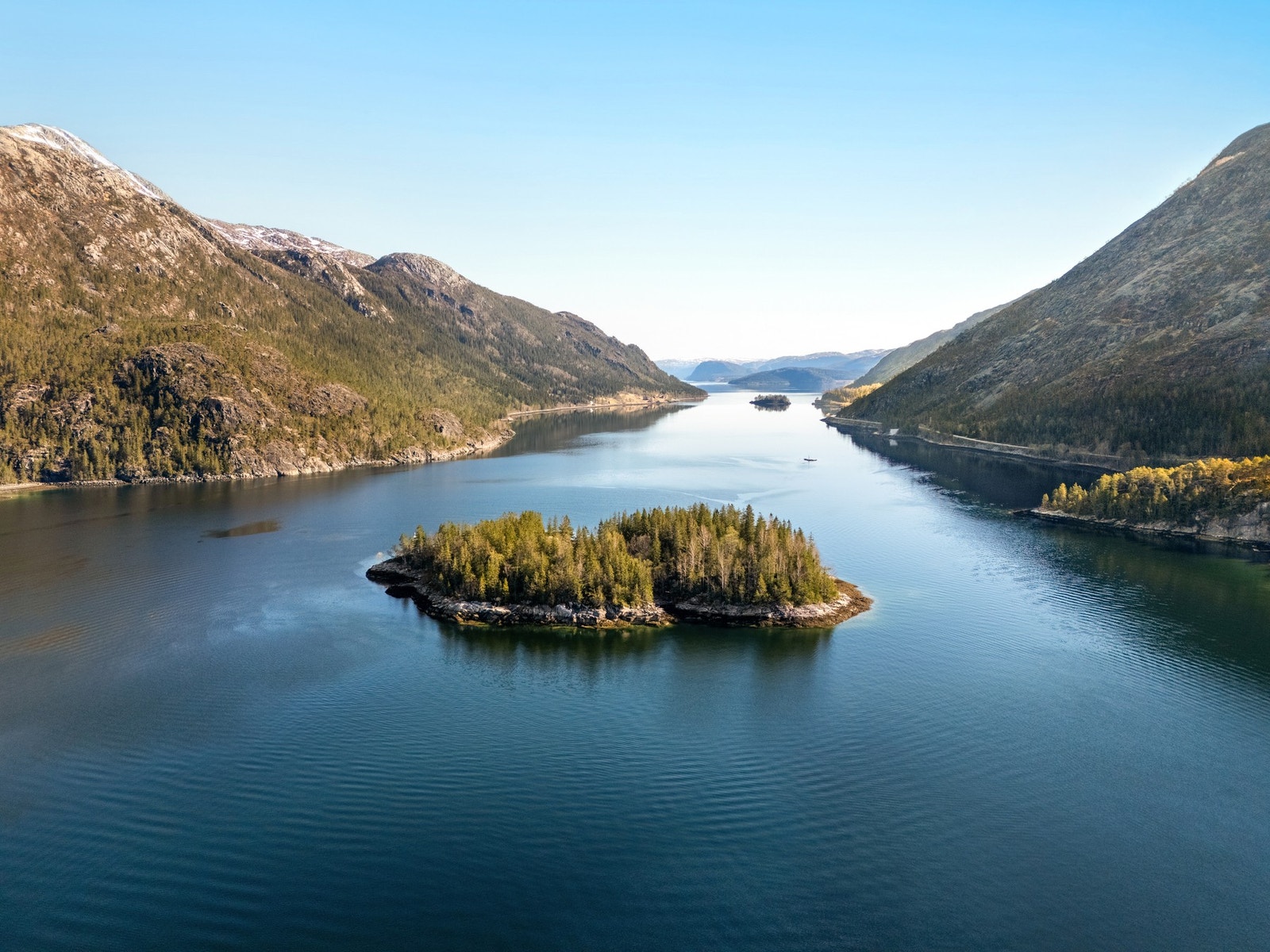 Her har man en unik mulighet til å sikre seg en egen holme og et flott naust i spektakulære omgivelser i Binndalsfjorden! Galleribilde